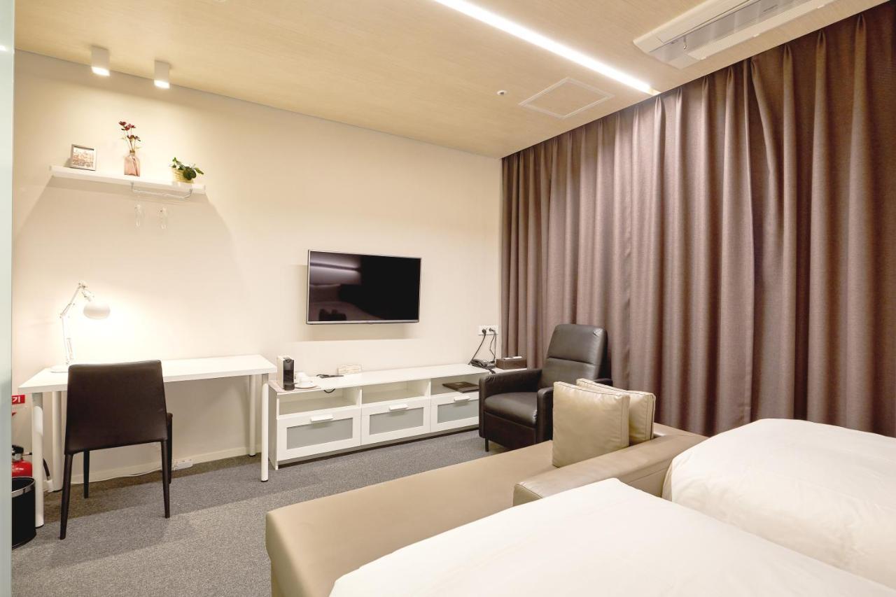 Grand City Hotel Чханвон Экстерьер фото