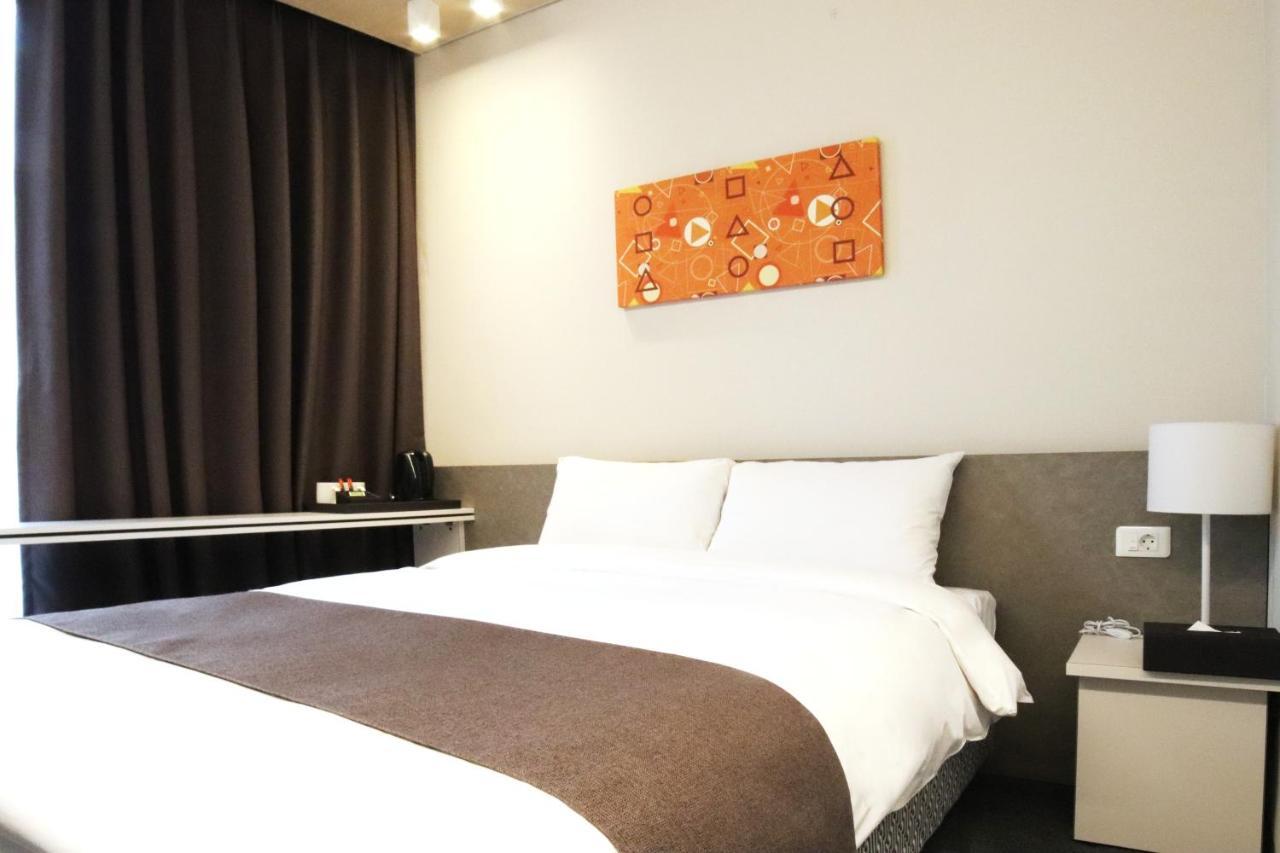 Grand City Hotel Чханвон Экстерьер фото